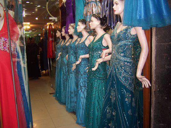 Wir fragten uns schon: wo bitte zieht man das hier in Syrien an?