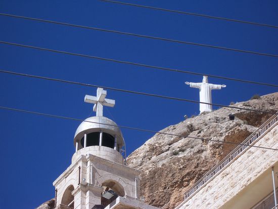 Über den Dächern von Maalula trohnt die Christusstatue.
