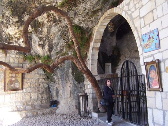 Johanna vor der Theklagrotte
