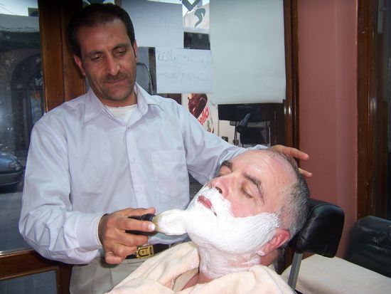 Den Frisör mußte Kurt erst wecken. Er lag über drei Stühlen und schlief tief und fest. War aber sofort fit und erfreut!