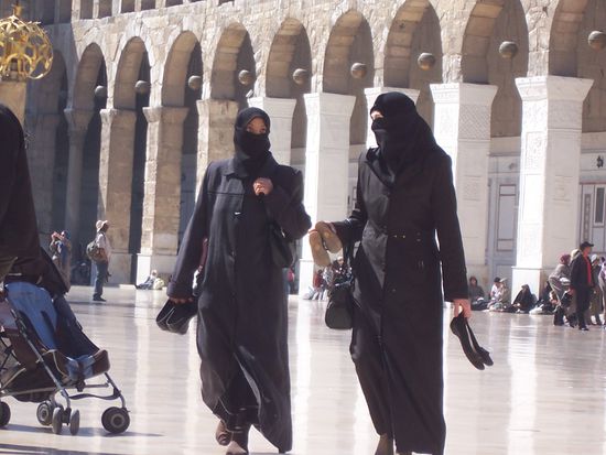 in der Omijaden Moschee - hier verbrachten wir zwei  gemütliche Stunden in der Sonne. Der Innenhof darf nicht mit Schuhen betreten werden. Diesdr wird ständig poliert, was man an den Spiegelungen deutlich sieht. Man muß sich hier wohlfühlen, trotz der unnförmigen Röcke, die wir Frauen anziehen mußten.