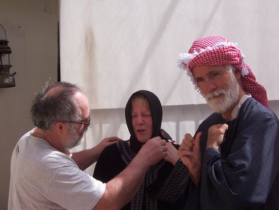 Peter und Dorothea lassen sich beim Ankleiden der Trachten von Kurt helfen 