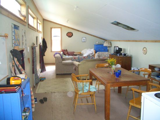 unsere Wohnkueche und links sieht man die Eingaenge zu unseren Zimmern