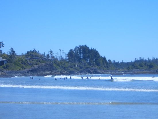 Surfer warten auf die Welle