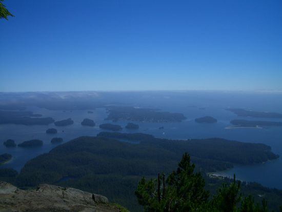 Der Nebel riss auf und gewaehrte einen Blick auf Meares Island, das gegenueberliegende Tofino und unzaehlige kleine Inseln