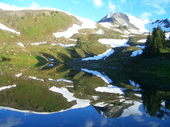 Der See auf der rechten Seite und der besagte Berggrat