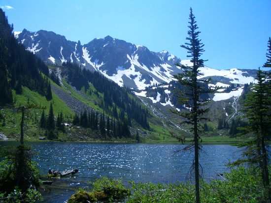 Vom Tal aus fotogarfiert, sieht man sie im Hintergrund in den Himmel ragen