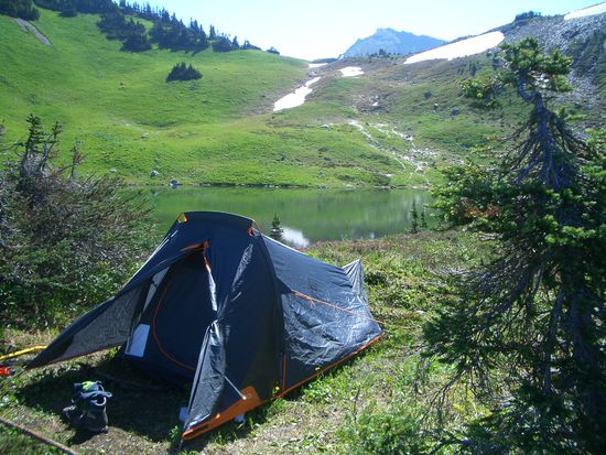 Unser Zelt mit dem See, der uns half wach zu werden