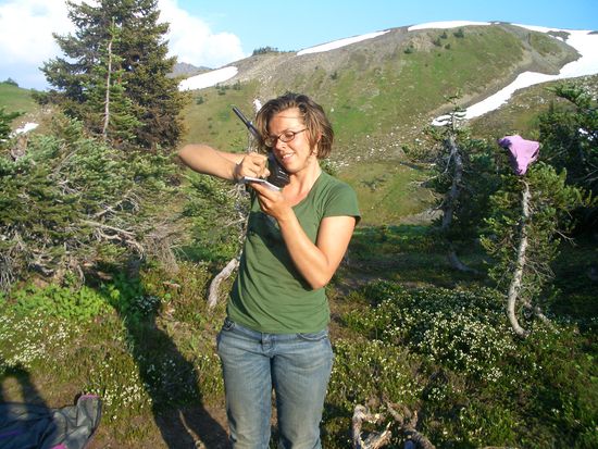 Mit dem Satellitenphone arrangierten wir den Transport von N`Quatqua nach Seton Portage.
Julie war nur am Lachen, als sie sah wie ich versuchte zu telefonieren und mir gleichzeitig etwas aufzuschreiben, was die Sache nicht unbedingt einfacher machte.