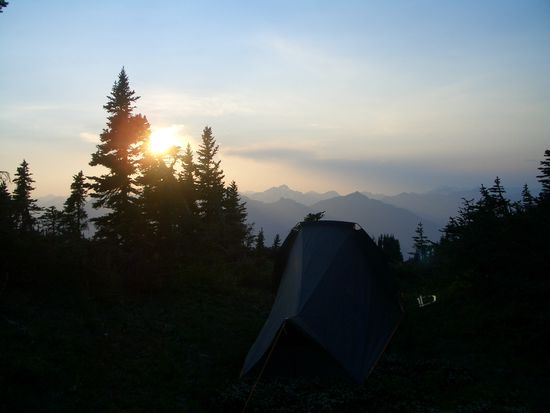 Zelt mit Sonnenuntergang