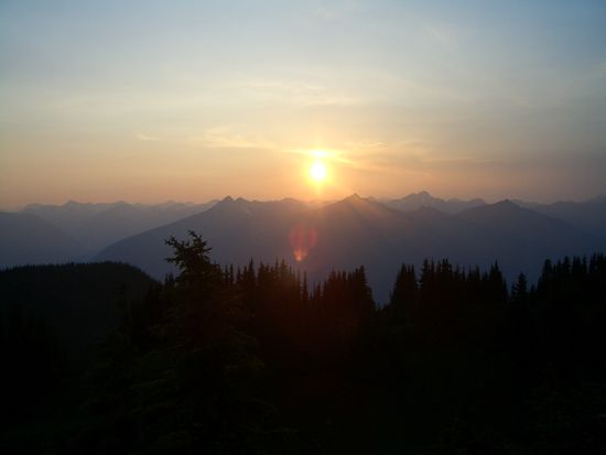 Mit einem wehmuetigen Gefuehl und ueberrascht, dass die Woche so schnell verging, betrachteten wir unseren letzten Sonnenuntergang von dort oben
