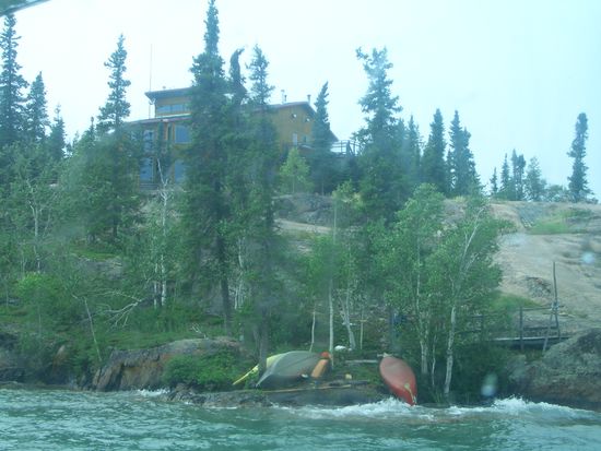 Das Haupthaus vom Wasser aus gesehen