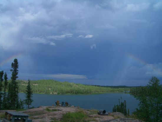 der Regenbogen von Sonnenstrahlen durchbrochen (bis jetzt hab ich fast jeden Tag einen gesehen, oft sogar mehrmals am Tag)