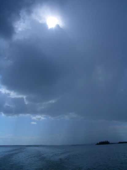 Rechts regnet es und links scheint die Sonne. Wetterspiele wie dieses, lassen sich hier oft sehen