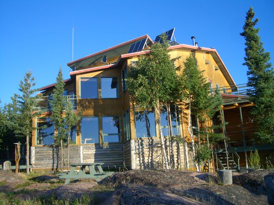 mal bei Sonnenschein gesehen
Der Baer versuchte doch tatsaechlich bei diesem kleinen Fenster (mittlere Fensterfront, rechts unten) ins Haus zu gelangen