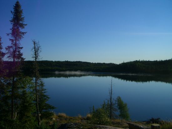 Letzte Morgenschwaden wabern ueber den See