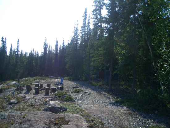 Ich bin in eine kleinere Huette und eine, die ein bisschen naeher an der Lodge ist umgezogen, da der Wind meine letzte Huette auseinandergenommen hat.
Auf der rechten Seite, gut versteckt zwischen den Baeumen, mit einem Feuerpit vor der Tuer