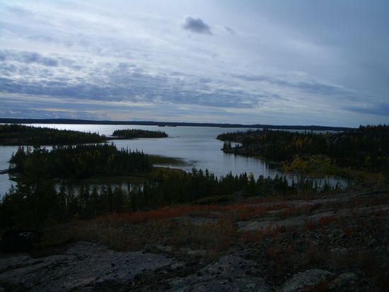Der See mit seinen vielen Inseln und Einbuchtungen