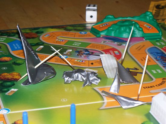 unsere selbst gebastelten Spielfiguren aus Isolierband, versehen mit Stacheln vom Stachelschwein als Personen