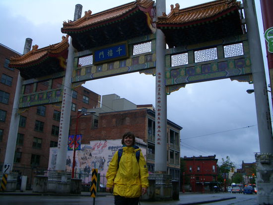 Vor dem Eingang in eine fremde Welt