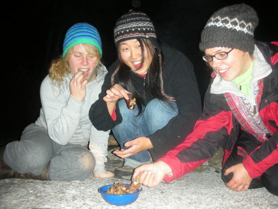 Amy, Sayaka und ich und unser Abendessen, das aus frittierten Mars, Kit Kat und anderen Schokoladenriegeln bestand. Vorzueglich