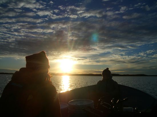 Auf dem Weg einen Motor an einer Portage zur Lodge zu bringen