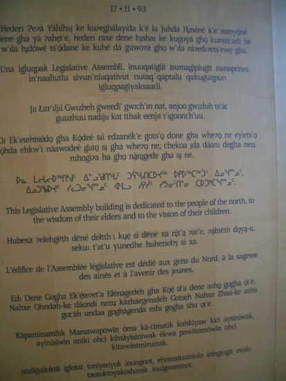 Die elf Amtssprachen, aufgenommen im Legislative Assembly Center in Yellowknife