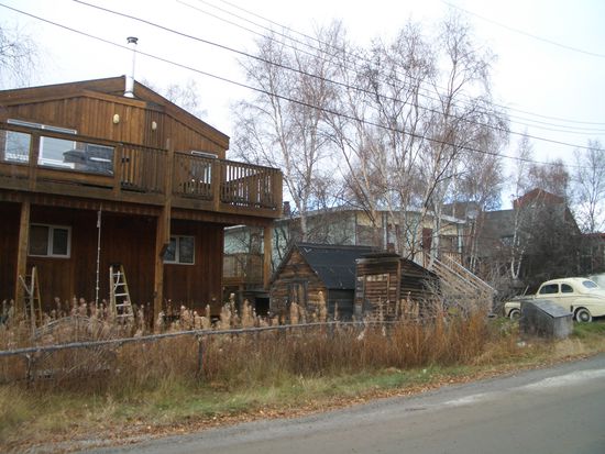 Eine, der urspruenglichen Huetten, in denen immer noch Leute leben und die eine der buntesten Gemeinden hier ausmachen (die kleine rechts unten, nicht das grosse Haus )