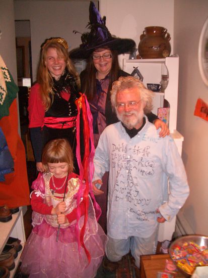 Amy, Uma, Tessa und Mike mit dem besten Kostuem als Albert Einsteins kleiner Bruder Alfons