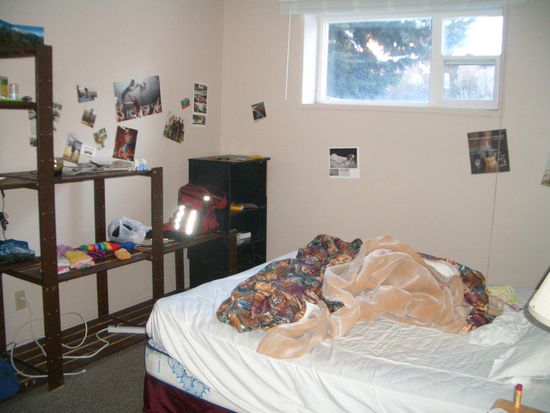 Ist es nicht schoen? Und auch noch ein riesiges, bequemes Bett.
Wie cool!