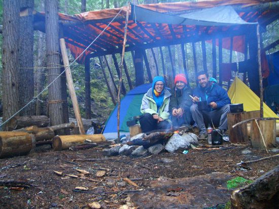 Francesco, Martin und ich bei unserem wohlverdienten Abendessen nach einem harten Tag trail building mit dem Rucksack auf dem Ruecken