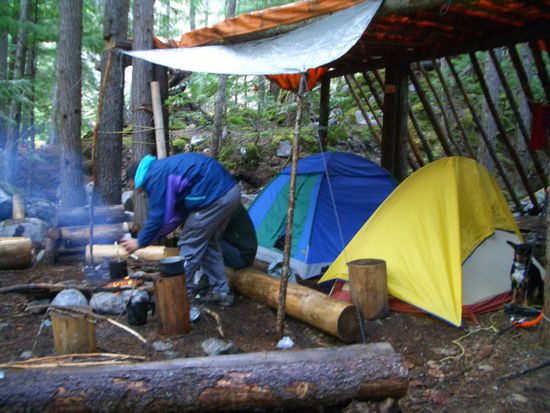rechts mein Zelt und daneben Thaltan, im Vordergrund Francesco beim Kochen