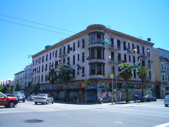 Ich dachte ich trau meinen Augen nicht recht, als ich Moebel vom Gebaeude haengen sah