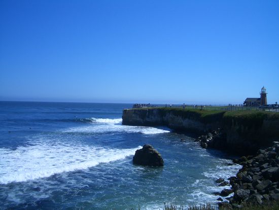 Der weltberuehmte Surfspot: Steamer Lane mit dem Lighthouse, das zwar klein, aber ein richtig gutes Surfmuseum ist