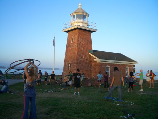 Jeden Sonntag treffen sie sich dort und bei Einbruch der Dunkelheit uebernehmen die Fackelwerfer
