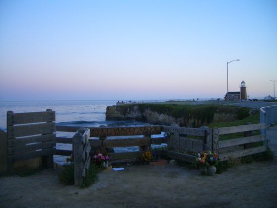 leider haben die Wellen auch schon einige Leben gekostet. Eine Warnung an die Surfer nicht zu uerbmuetig zu werden