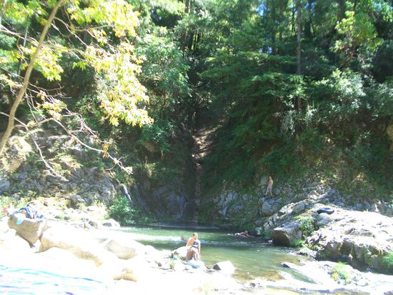 Garden of Eden-von den Felsen kann man in das tiefe Wasser tauchen