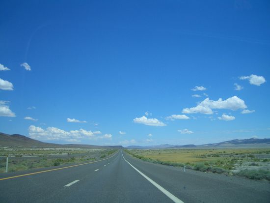 Es ist tatsächlich wie im Film. Aufbruch in Kalifornien und die Strassen ziehen sich immer weiter in den Horizont