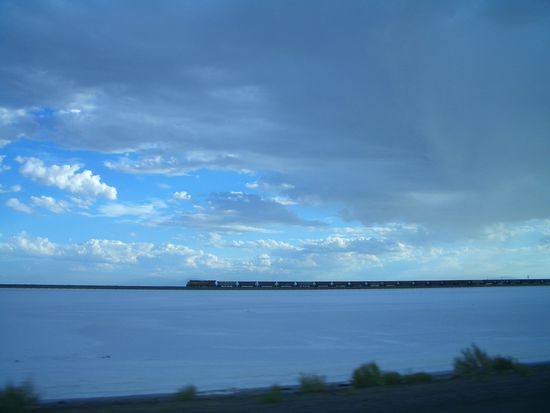 Wer ist schneller? Der Zug oder die Wolken?
