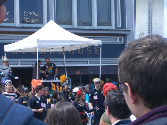 Hier die Polizei, die dafuer sorgt, dass sich jeder amuesiert (ich glaub, die waren am betrunkensten von allen)