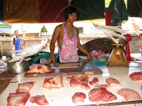 Fleischverkaeufer auf Lamai's Tagesmarkt