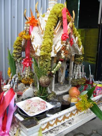 kleines Opferhaeuschen an Chawengs Hauptstrasse
