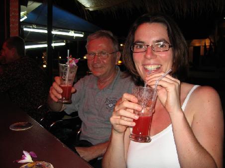 Sandra und Onkel Rudi an der Cocktailbar