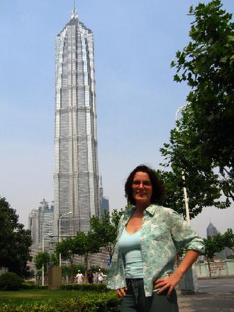 Sandra vorm Jinmao Tower, in dem sich das Grand Hyatt Hotel befindet