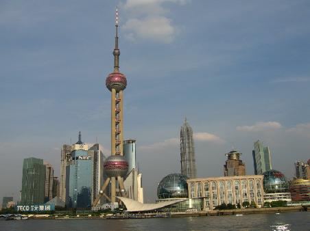 bekannte Skyline Shanghais, Pudong, gegenueber des "Bund"