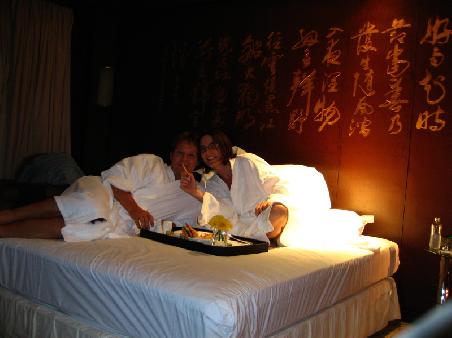 wir, gemuetlich im Hotelzimmer
