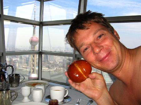 Klaus bei unserem Fruehstueck im Hotelzimmer, im Hinergrund der Fernsehturm