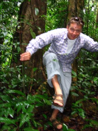 mit Birkenstocksandalen auf Entdeckungstour durch den Regenwald