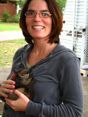 Sandra mit kleinem Wallabie, in Cardwell
