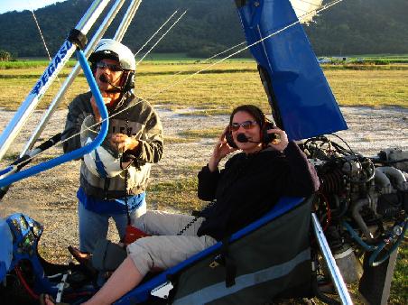 nach der Landung, Sandra im Ultraleichtflieger, Port Douglas
